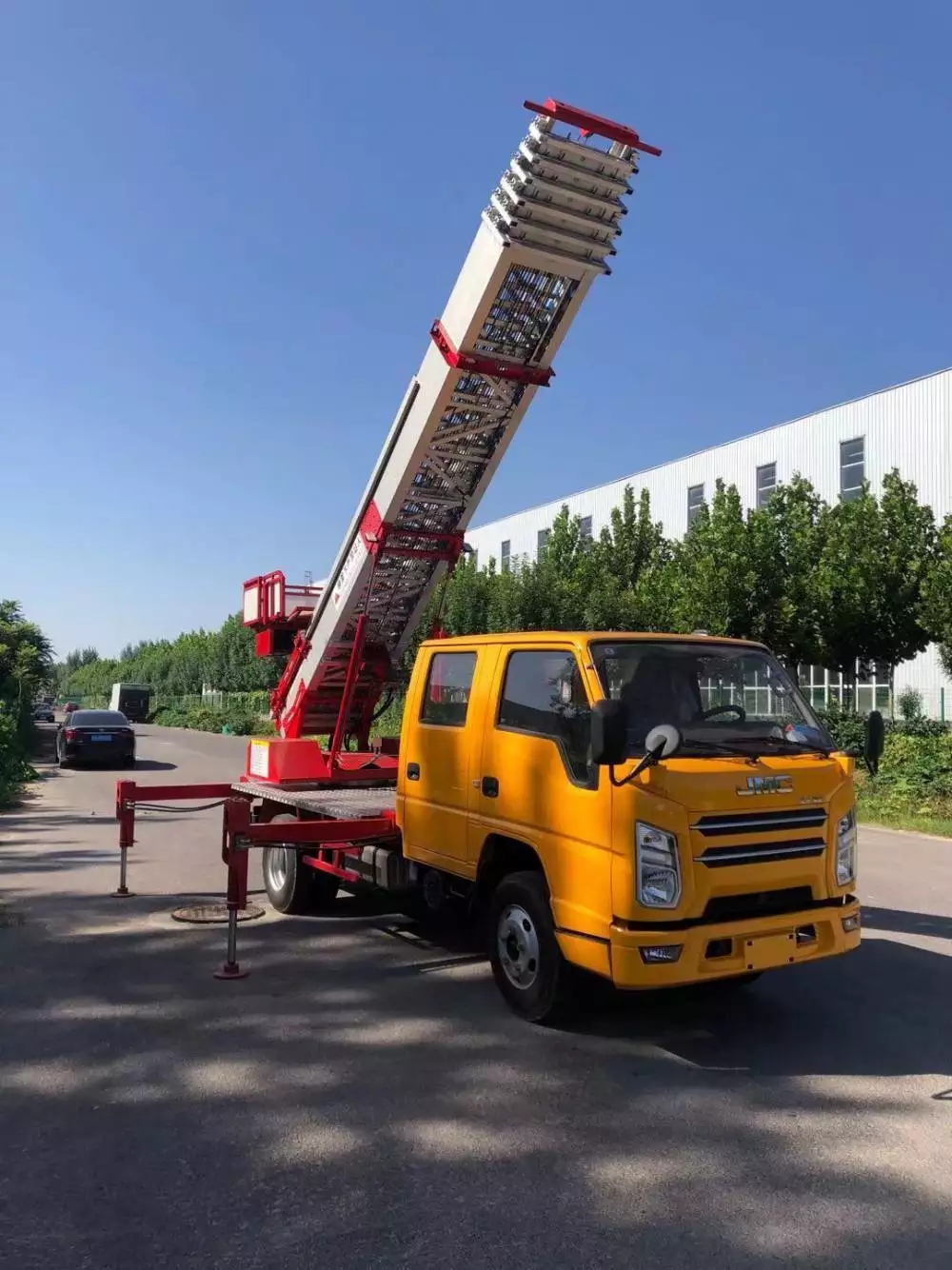 铜陵铜官附近的云梯车出租服务：轻松解决高空作业需求